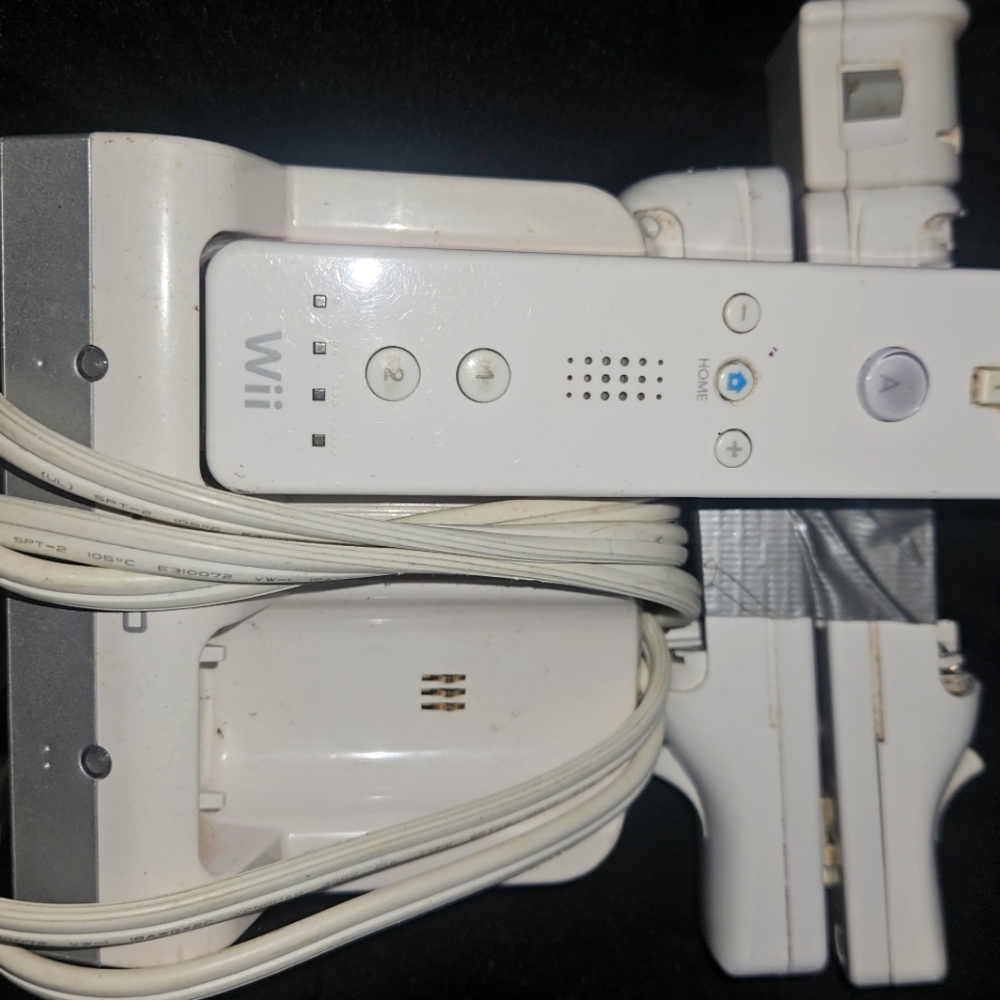3 Nintendo Wii Controllers with charging dock and plate